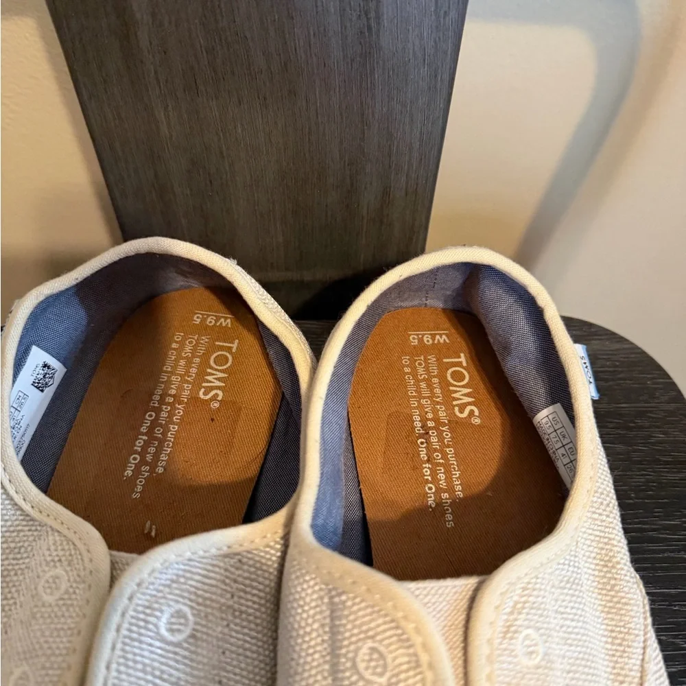 TOMS Classic Espadrilles Beige Canvas Slip On Flats Women’s 9.5